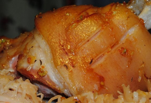 1. Этап. Свиная рулька по-немецки: Запекайте блюдо в течение 30 минут. Приятного аппетита!