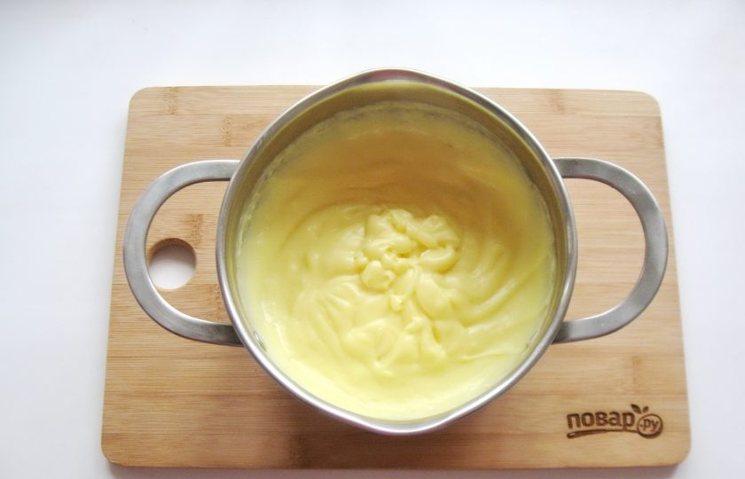 1. Этап. Торт Сент-Оноре: Приготовьте крем для торта. Смешайте 3 яичных желтка с 30 граммами сахара и 3 столовыми ложками крахмала. Молоко налейте в кастрюлю, доведите до кипения и добавьте смесь желтков, сахара и крахмала. Постоянно перемешивая венчиком, доведите крем до загустения. Добавьте ванильный сахар.