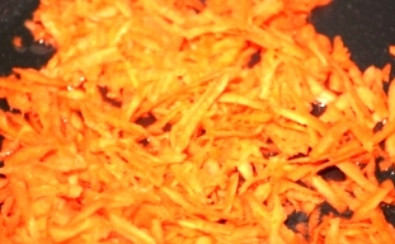 1. Этап. Постные пирожки с капустой: Морковь натираем на средней терке, капусту мелко шинкуем. Разогреваем в сотейнике немного масла, пару минут поджариваем в нем морковь.