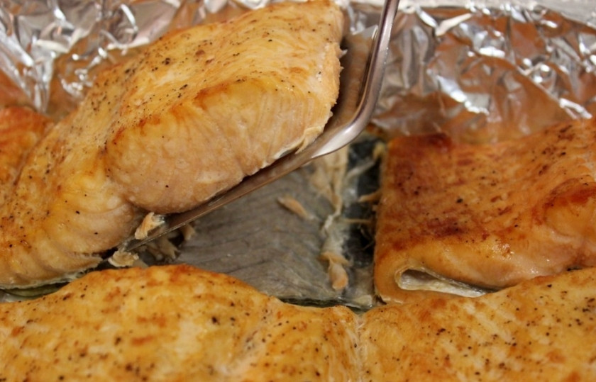 1. Этап. Стейк из лосося в духовке: Если рыба легко отслаивается, то она полностью готова. Чтобы выложить рыбу на блюдо, используйте лопатку. Лосось легко отслоится от своей кожи, которая в итоге останется на листе фольги.