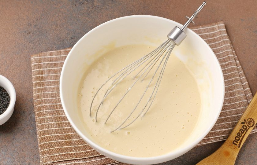 1. Этап. Заливной пирог с капустой и картошкой в духовке: Перемешайте всё до однородного состояния.