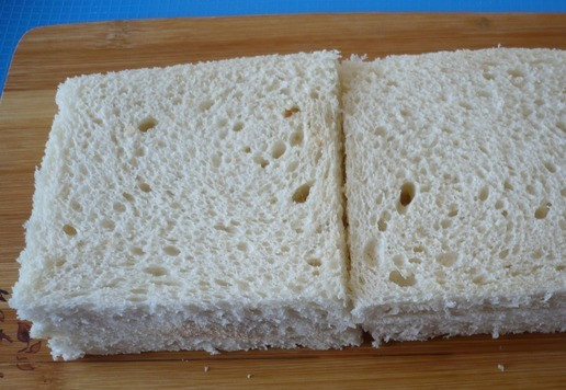 1. Этап. Сэндвичи Рождественские елки с тунцом: Подготовьте тостовый хлеб для сэндвичей.