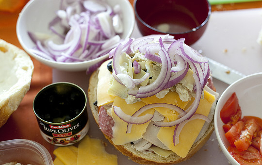 1. Этап. Быстрые бутерброды на природу: С артишоков слейте воду, часть артишоков смешайте с майонезом блендером. Уложите слоями помидоры, артишоки, лук, ветчину, сыр, салями и оливки, лук добавляя майонез по вкусу. Завершить горку нужно опять помидорами.