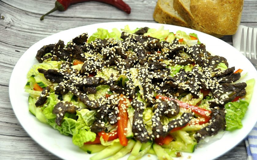 1. Этап. Тайский салат с говядиной и болгарским перцем: На сухой раскаленной сковороде быстро в течение 7-10 минут обжарьте говядину и выложите сверху на салат, перед подачей можно сбрызнуть салат оливковым маслом, посыпьте салат сверху обжаренным кунжутом, при необходимости посолите. Это необыкновенно вкусно! Приятного аппетита!