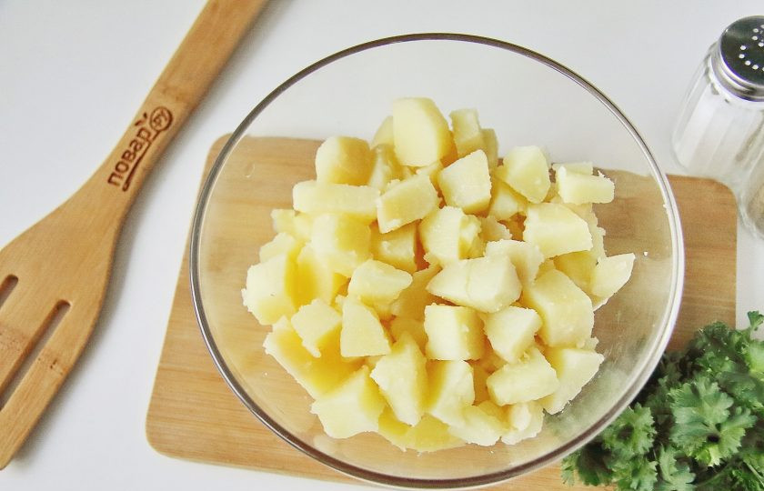 1. Этап. Рыбный салат из консервов с картошкой: Картофель очистите и нарежьте кубиками, причем можно использовать как теплый, так и уже остывший.