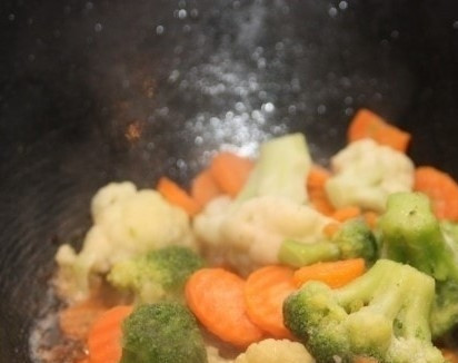 1. Этап. Брокколи с куриными сердечками: 4. Подготовленные заранее овощи переложите в масло, оставшееся в сковородке после обжарки сердечек.