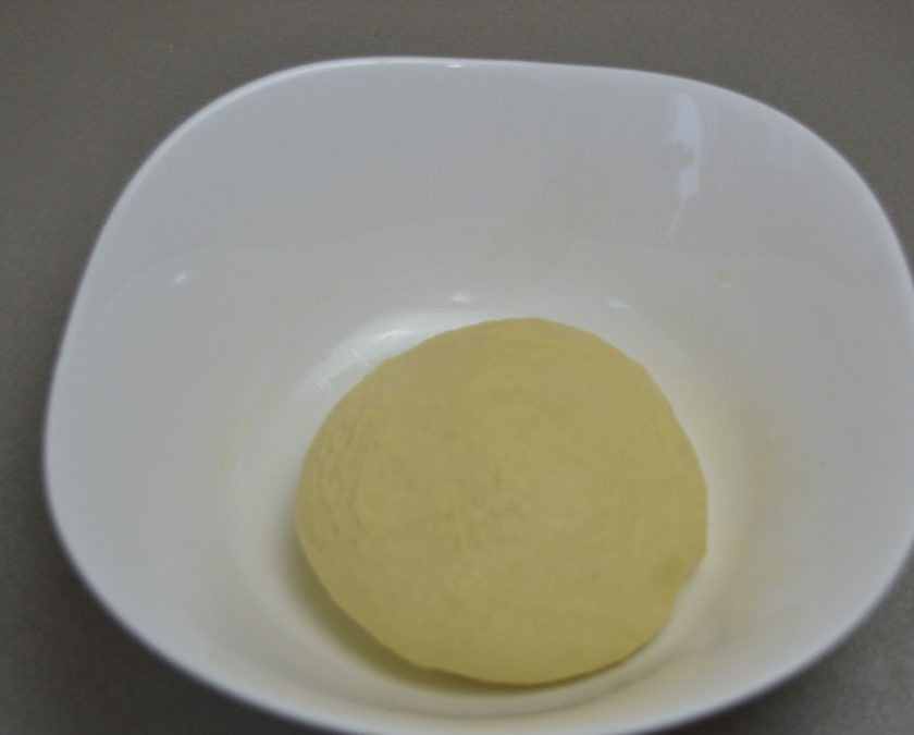 1. Этап. Польские булочки: Замесите тесто, вымешивайте не менее 5 минут, пока тесто не станет нежным, эластичным и перестанет липнуть к рукам. Переложите тесто в миску, накройте пищевой пленкой, поставьте в теплое место для брожения на 1 час.