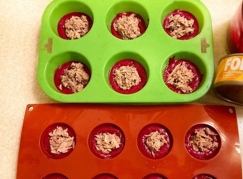1. Этап. Новогодние шары из тунца и овощей: Для формирования шаров я использовала силиконовые формы, которые предварительно необходимо слегка смазать растительным маслом. В формочки необходимо выложить половину овощной массы, сверху- тунец и далее - остальную овощную массу. Немного постучите формой о стол, чтобы масса равномерно распределилась и поставьте в холодильник на 3-4 часа, а лучше на ночь.