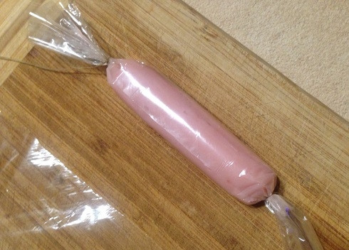 1. Этап. ПП-сосиски: И тщательно завязываем кончики.