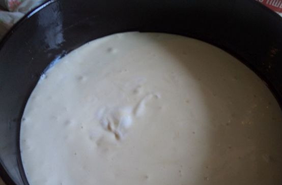 1. Этап. Торт Нарцисс с творогом: Форму для выпечки застелите пергаментной бумагой. На дно влейте тесто.