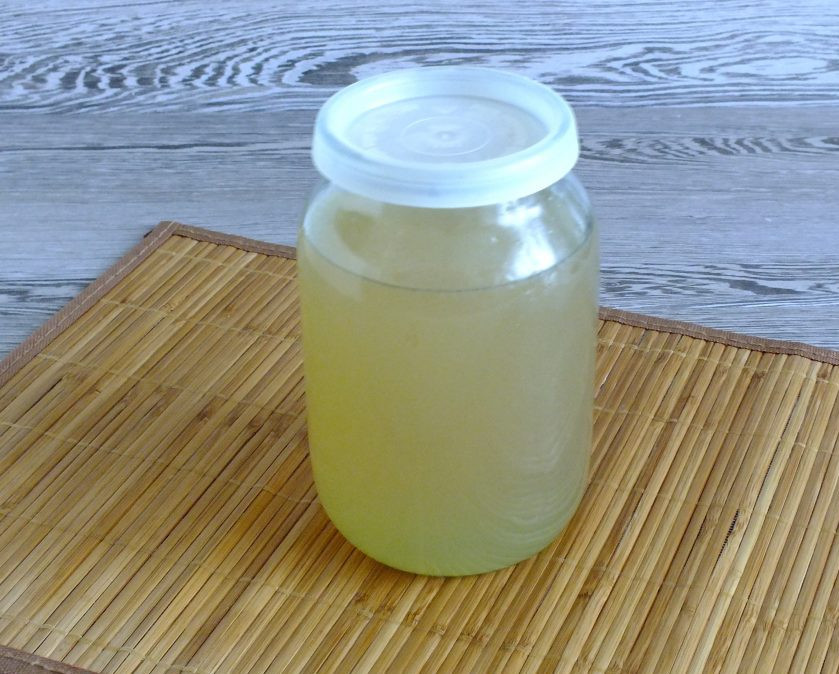 1. Этап. Грушевый ликёр в домашних условиях: Перелейте обратно в банку. Закройте плотной крышкой и опять уберите в темное место на 2 недели.