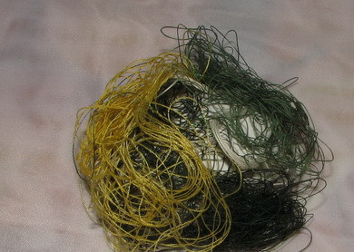 1. Этап. Яйца, крашенные нитками: 3. Комочки ниток приложить к яйцу со всех сторон. Чем больше будет разных цветов, тем ярче будет результат.