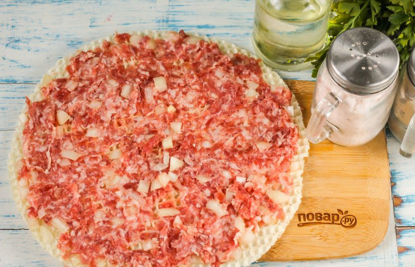 1. Этап. Чебуреки из вафельных коржей: Половиной фарша обмажьте вафельный корж. Именно обмажьте, чтобы фарша было — минимальное количество, иначе он не прожарится внутри.