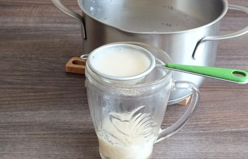 1. Этап. Кисель из овсянки для желудка: В процессе варки образуются маленькие комочки, поэтому процедите кисель через сито, помогая ложкой.