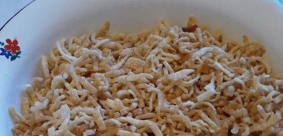 1. Этап. Чак-чак с медом: Сиропом заливаем жаренное тесто, аккуратно перемешиваем.