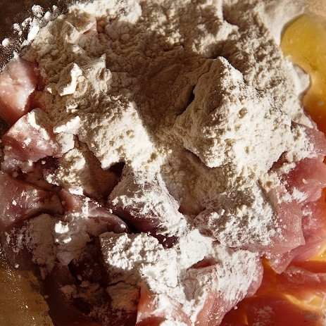 1. Этап. Стеклянная лапша с индейкой и шпинатом: Кладем мясо в мисочку, туда же добавляем муку, яйцо, крахмал.