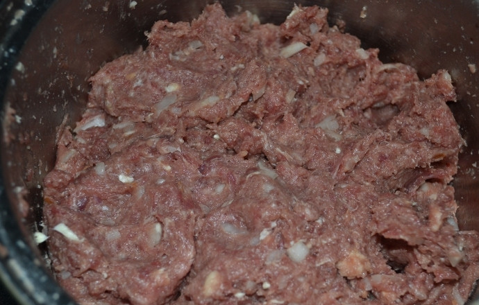 1. Этап. Котлеты в скороварке: Посолить и поперчить фарш, после чего хорошо вымешать.