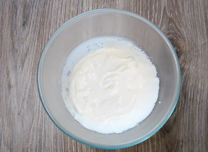 1. Этап. Крем-чиз на сливках: Взбиваем сливки на средней скорости пока масса не загустеет и на поверхности не будут оставаться четкий рисунок.