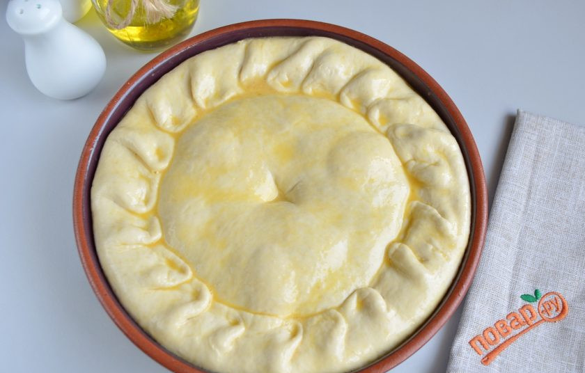 1. Этап. Пирог с творогом и шпинатом: 7. По центру сделайте отверстие, смажьте пирог яйцом и отправьте в горячую духовку на 45-50 минут, температура 190 градусов.