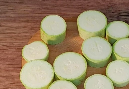 1. Этап. Аппетитная закуска из кабачков и индейки: 2. Овощи очищаем и нарезаем. Лук - кубиками. Кабачки режем поперек, кружочками не более трёх сантиметров (h).