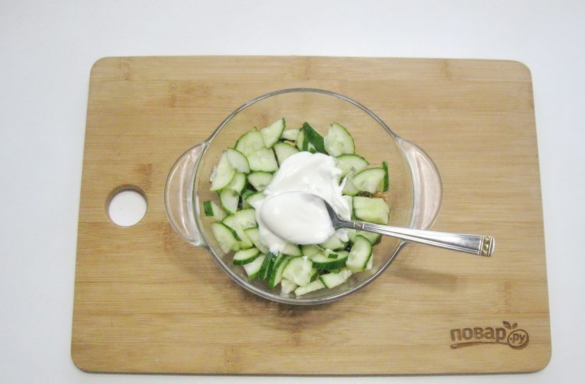 1. Этап. Салат Аристократ с курицей: Смажьте заправкой.