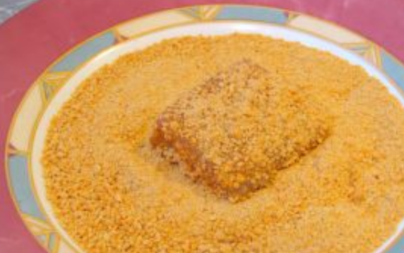 1. Этап. Рыба под соусом Тартар: Нарежьте рыбку порционными кусочками. Яйца взбейте с солью и перцем. Обмакните каждый кусочек в кляре и обваляйте в панировочных сухарях. Обжарьте рыбу на растительном масле со всех сторон, примерно 7-8 минут.