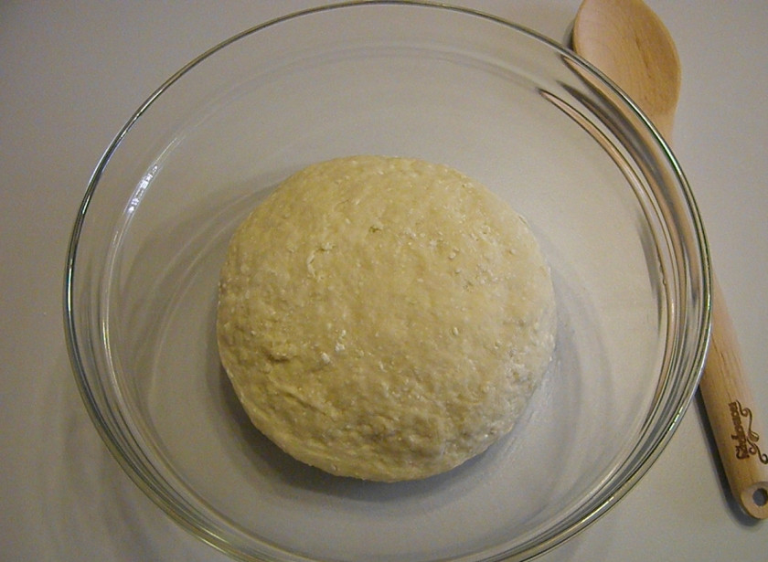 1. Этап. Творожные булочки в сметанной заливке: Всыпайте муку частями и замешивайте тесто. Перейдите на стол, притрушенный мукой и вымесите колобок. Тесто должно быть нежным, не крутым. Накройте сухой салфеткой, уберите в самое теплое место без сквозняков на 1-2 часа.