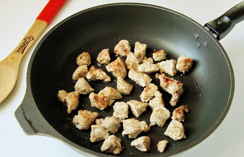 1. Этап. Мясной пай: Обжарьте на небольшом огне периодически помешивая до полной готовности. В процессе добавьте по вкусу соль и специи.