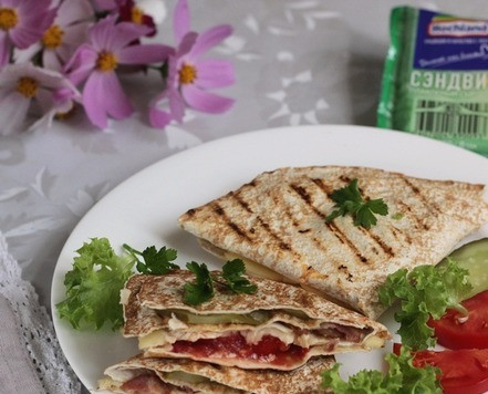 1. Этап. Сэндвич в лаваше: Сразу подавать к столу. Горячий, хрустящий, ароматный сэндвич просто завораживает!