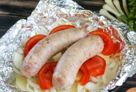 1. Stage. Oven with vegetables in the oven: Lay the kupat on top of the vegetables, make a toothpick in several places, salt and pepper everything. Cover with foil leaving one hole to let out steam. Bake in the oven at 200 degrees 20 minutes, then open the foil and keep in the oven for another 15 minutes.