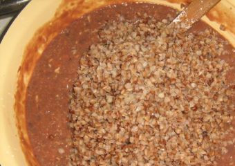 1. Этап. Запеканка из печени: 8. Домешиваем к массе гречку.