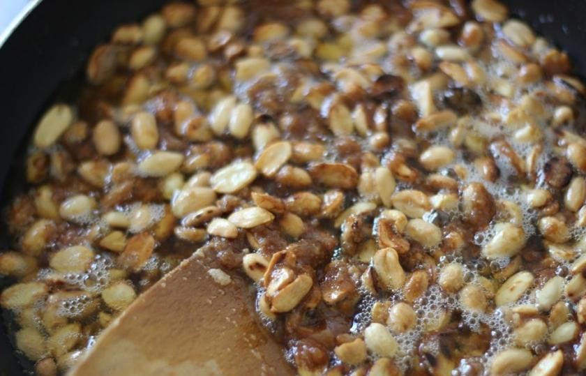 1. Этап. Карамельное печенье с арахисом: Затем в сковородке на среднем огне обжарить арахис. Затем добавить 100 грамм сливочного масла. Когда масло растопится, добавить сахар. Когда сахар потемнеет в сковородку добавить 100 грамм сметаны и 2 столовые ложки крахмала.