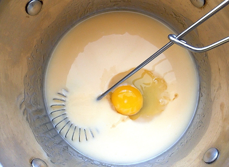 1. Этап. Пирог с кокосовым штрейзелем: Добавьте яйца и немного взбейте венчиком до однородной массы.