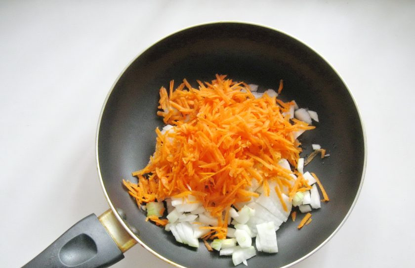 1. Этап. Кабачки фаршированные курицей в мультиварке: Морковь и лук очистить, помыть. Лук мелко нарезать, а морковь натереть на терке. Выложить в сковороду и налить рафинированное подсолнечное масло. Тушить овощи перемешивая 10-12 минут.