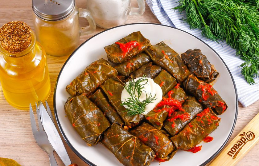 1. Этап. Сармале: Выложите сармале на тарелку и подайте к столу со сметаной или майонезом любой жирности.