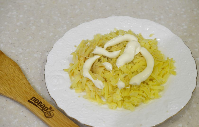 1. Этап. Салат Кардинал: 3. Каждый слой смазывайте майонезом.