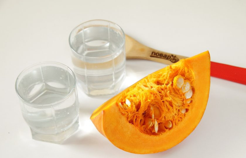 1. Этап. Пюре из тыквы Фрутоняня: Подготовьте все ингредиенты. Для детского пюре желательно отдать предпочтение небольшим плодам тыквы, весом до 3-5 кг, поскольку они более сочные и обладают приятным сладковатым вкусом.