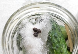 1. Этап. Маринованные корнишоны на зиму: 5. Корнишонам обрежьте хвостики, уложите плотно в банки. В банку высыпайте соль, сахар, вливайте уксус, добавляйте лавровый лист, черный перец, душистый горошек.