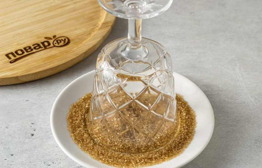 1. Этап. Алкогольный коктейль с апельсиновым соком: Края бокала для подачи обмакните в сироп, затем в тростниковый сахар.