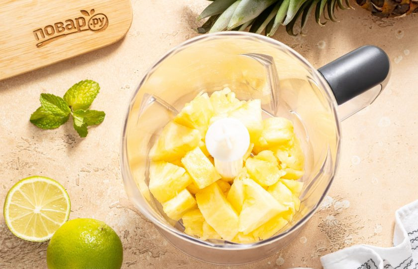 1. Этап. Варенье из ананаса с лаймом и мятой: Переложите ломтики ананаса в блендер.