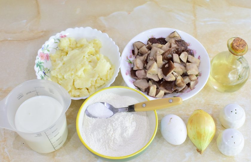 1. Этап. Жареные пирожки на кефире с картошкой и грибами: Для приготовления пирожков подготовьте необходимые ингредиенты. Муку заранее просейте через сито, чтобы насытить кислородом.