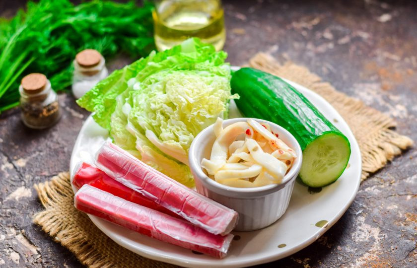 1. Этап. Салат с пекинской капустой, крабовыми палочками и кальмарами: Подготовьте ингредиенты.