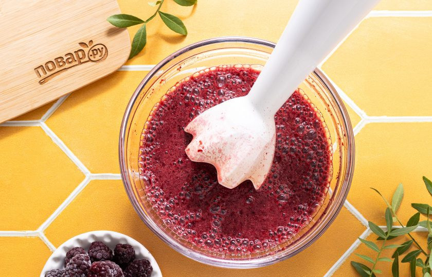 1. Этап. Кето-мармелад: Ягоду залейте водой и измельчите блендером.