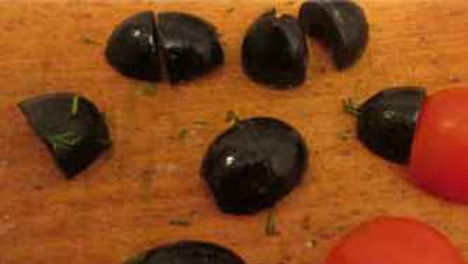 1. Этап. Бутерброды в виде божьей коровки: Маслины порезать на половинки и четвертинки и собрать божьи коровки.