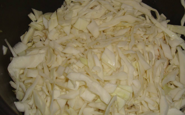 1. Этап. Тушеная капуста с курицей в мультиварке: Также кладем нашинкованную капусту.