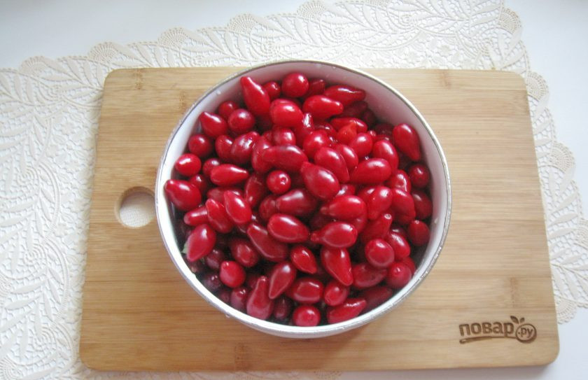 1. Этап. Кизиловое варенье с косточками Пятиминутка: Отберите целые, неповрежденные ягоды кизила и помойте.