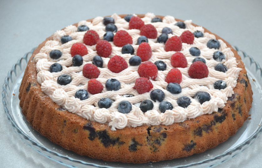 1. Этап. Манник с голубикой: У меня от предыдущего рецепта остался заварной сметанный крем, которым я украсила свой манник, получился практически торт.