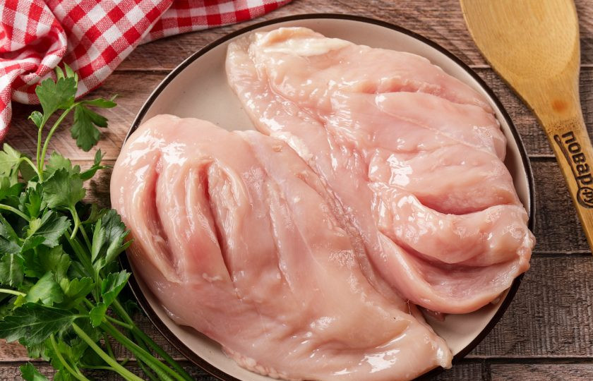 1. Этап. Шаурма в аэрогриле: Грудку срежьте с кости, если не используете готовое филе, промойте, обсушите и сделайте несколько глубоких надрезов ножом, чтобы она лучше промариновалась.