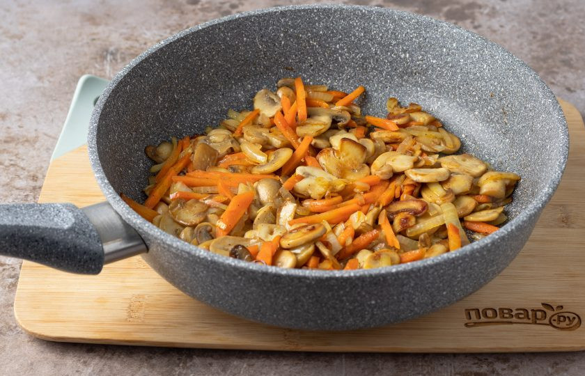 1. Этап. Жареные грибы с луком и морковью на сковороде: Жарьте на среднем огне до золотистого цвета лука и мягкости моркови.