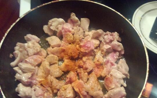 1. Этап. Тушеное мясо по-мексикански: Вливаем масло в сковороду. Выкладываем мясо и подрумяниваем в течение 7-8 минут. Приправы по вкусу.